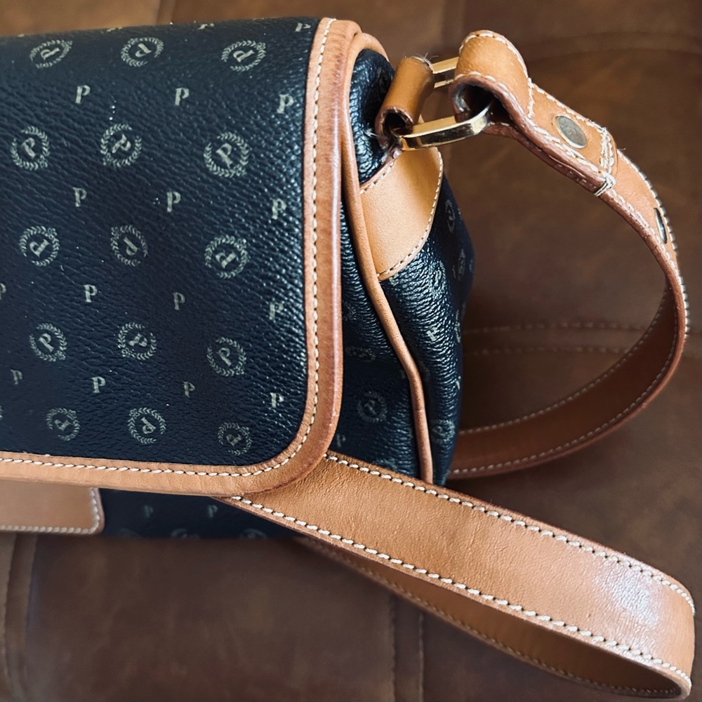 Pollini Vintage Monogram Shoulder Bag 
Timeless European Designer Leather Piece - Picture 6 of 10